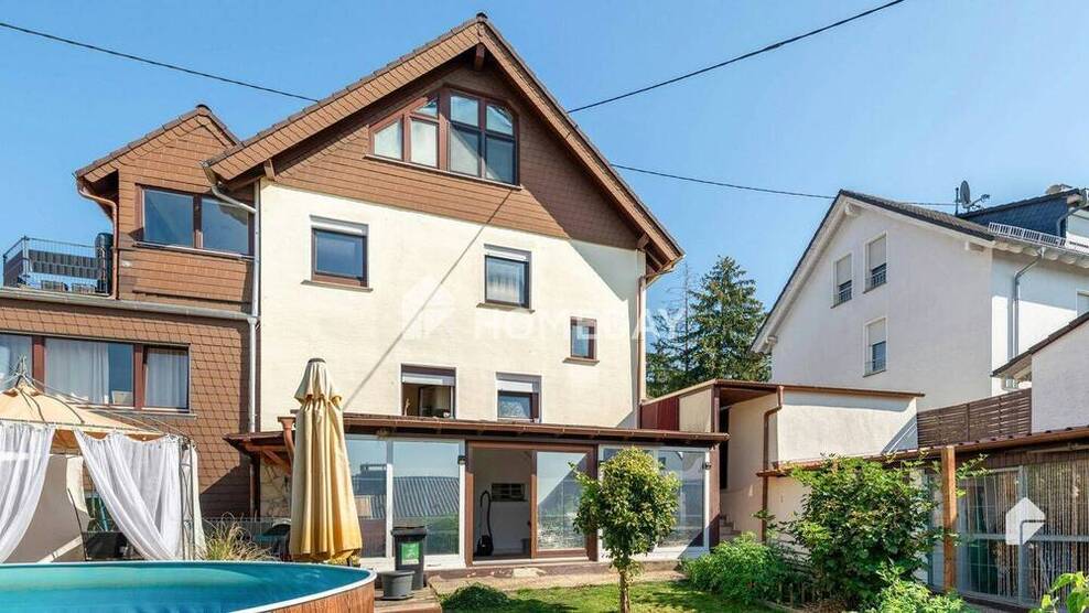 Großzügige Doppelhaushälfte mit Garten und Außenpool in begehrter Lage von Wiesbaden