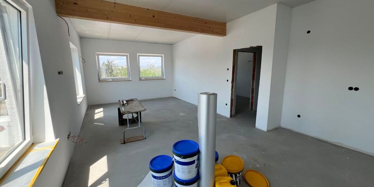 Gewerbeanwesen mit Bürogebäude, Werkstatt und großer befestigter Freifläche - Gewerbeobjekt Bischofsheim | Angebot:27298679