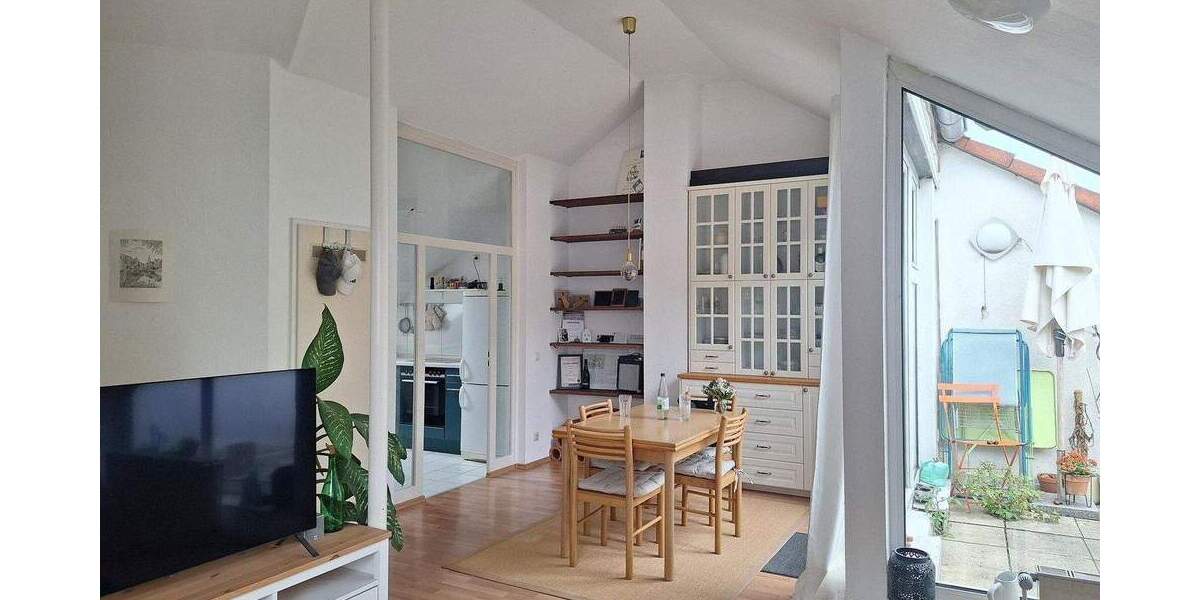 von privat: Frei gestellte Traumhafte Dachgeschosswohnung mit Loggia im Grünen 2 zimmer