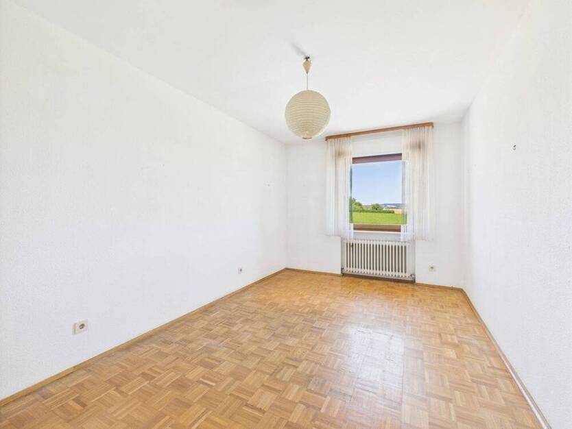 Sanierungsbedürftiges 5-Zimmer-Familiendomizil in Feldrandlage mit großem Garten