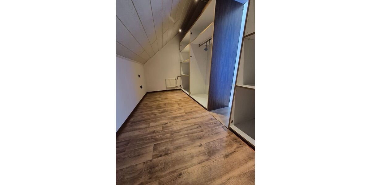 Großzügige 2-Zimmer-Dachgeschosswohnung m. Winterbalkon, Stellplatz u. beghbr. Kleiderschrank - Appartement Mörfelden-Walldorf Walldorf | Angebot:26966642