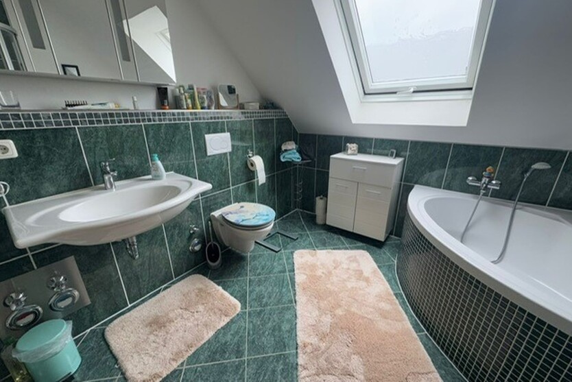 Eschborn: Einfach zum Wohlfühlen!! Attraktive und großzügige DG-Wohnung inkl 2 TG-Stellplätze!! 3 zimmer