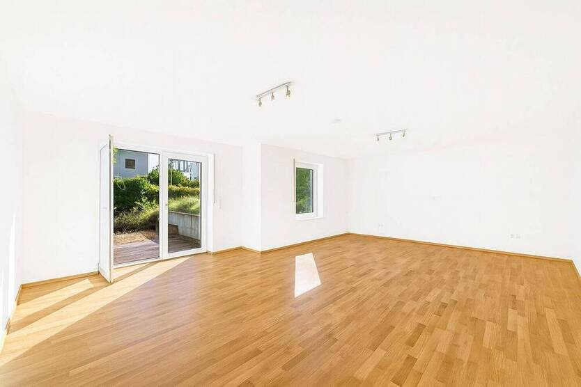 Großes freistehendes Einfamilienhaus seitlich der Biebricher Allee, hochwertige Ausstattung