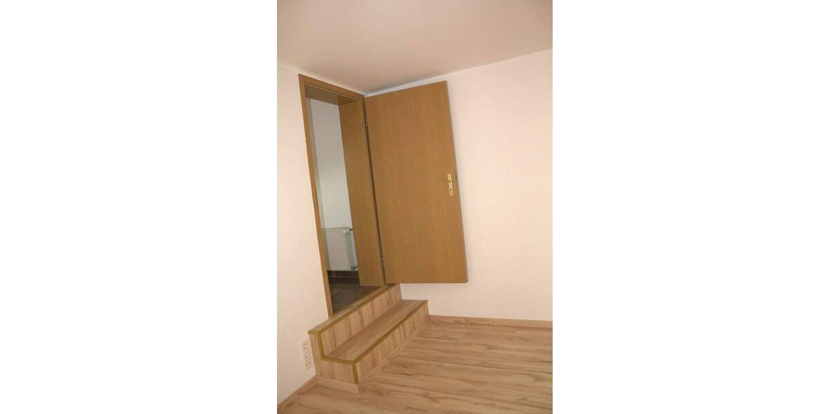 DHH auf 2 Etagen mit Vorgarten und Keller. 4 zimmer