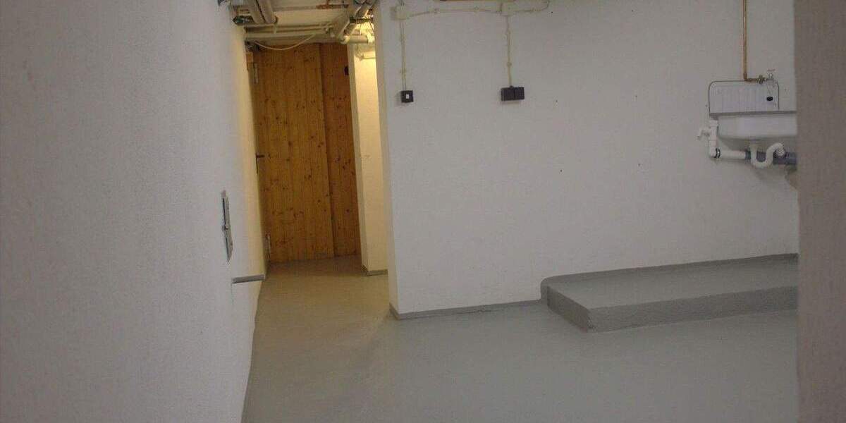 DHH auf 2 Etagen mit Vorgarten und Keller. 4 zimmer