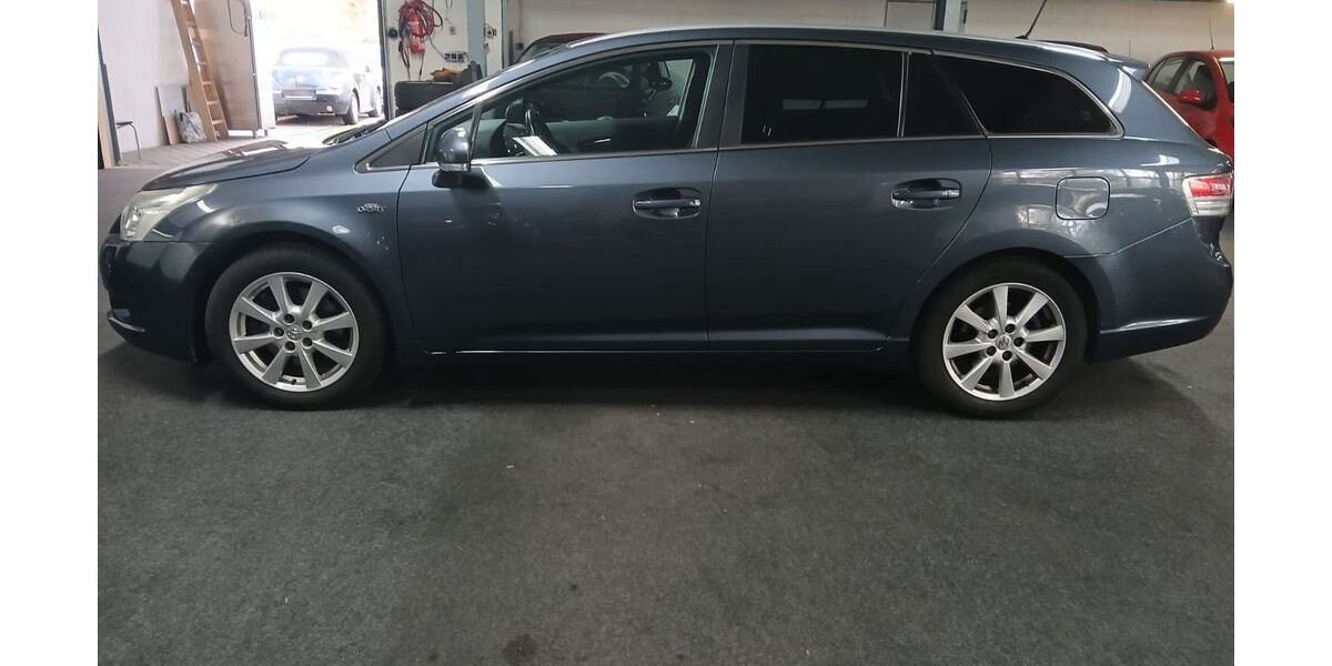Toyota Avensis 175.200 km 6.750 &euro; Rüsselsheim 65428