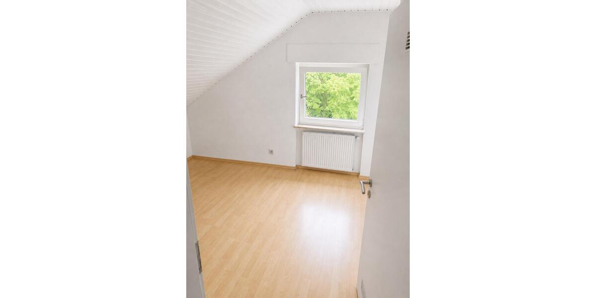Dachgeschoßwohnung Bischofsheim - 4 Zimmer, 78 m&sup2;, 1.150&euro; | Angebot:26612997