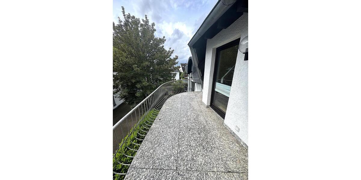 Dachgeschoßwohnung Wiesbaden Biebrich - 2 Zimmer, 90 m&sup2;, 1.315&euro; | Angebot:26662447