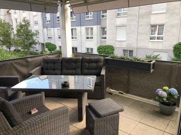 Barrierefrei moderne Balkon-Wohnung mit 2 Stellplätzen in zentraler aber ruhiger Lage von Schwalbach 3 zimmer