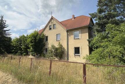 Solides Investment: 3.050 m² Grundstück mit zwei sanierungsbedürftigen Mehrfamilienhäusern!