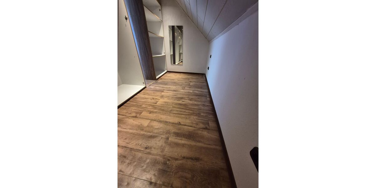 Großzügige 2-Zimmer-Dachgeschosswohnung m. Winterbalkon, Stellplatz u. beghbr. Kleiderschrank - Appartement Mörfelden-Walldorf Walldorf | Angebot:26966642