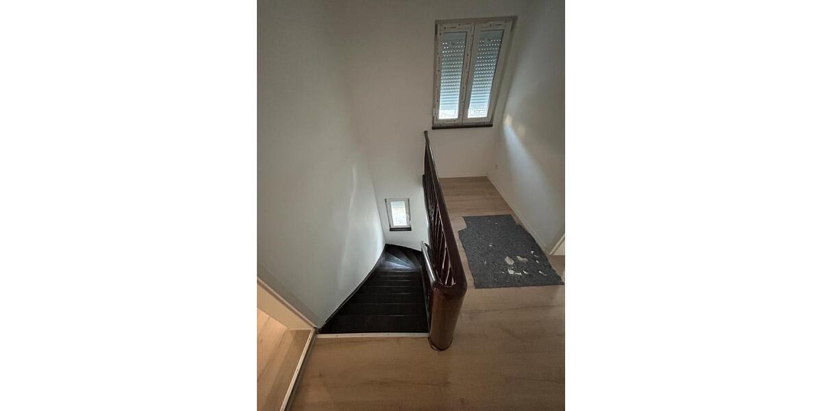 Kernsaniertes Haus mit 140 m² und 2 Stellplätzen zu vermieten 6 zimmer