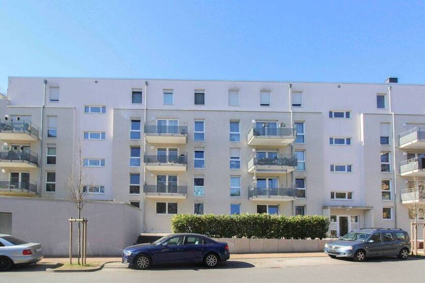 Bezugsfreie, moderne Bauweise und energieeffizient: 2-Zimmer mit Balkon und TG in Steinbach (Taunus)
