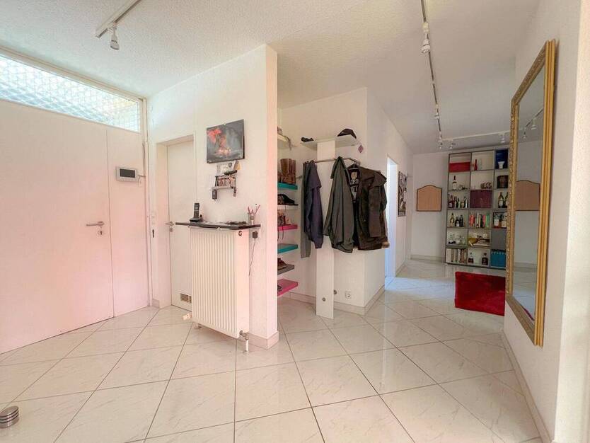 Bungalow auf sehr großzügigem Grundstück - Film ansehen!