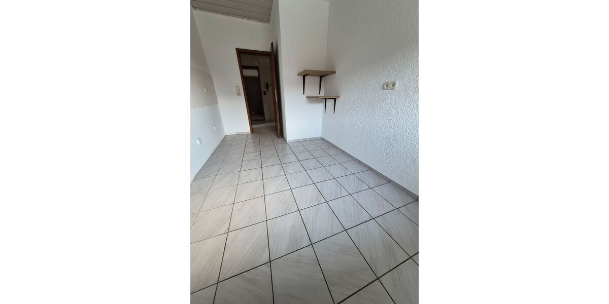 Großzügige 2-Zimmer-Dachgeschosswohnung m. Winterbalkon, Stellplatz u. beghbr. Kleiderschrank - Appartement Mörfelden-Walldorf Walldorf | Angebot:26966642