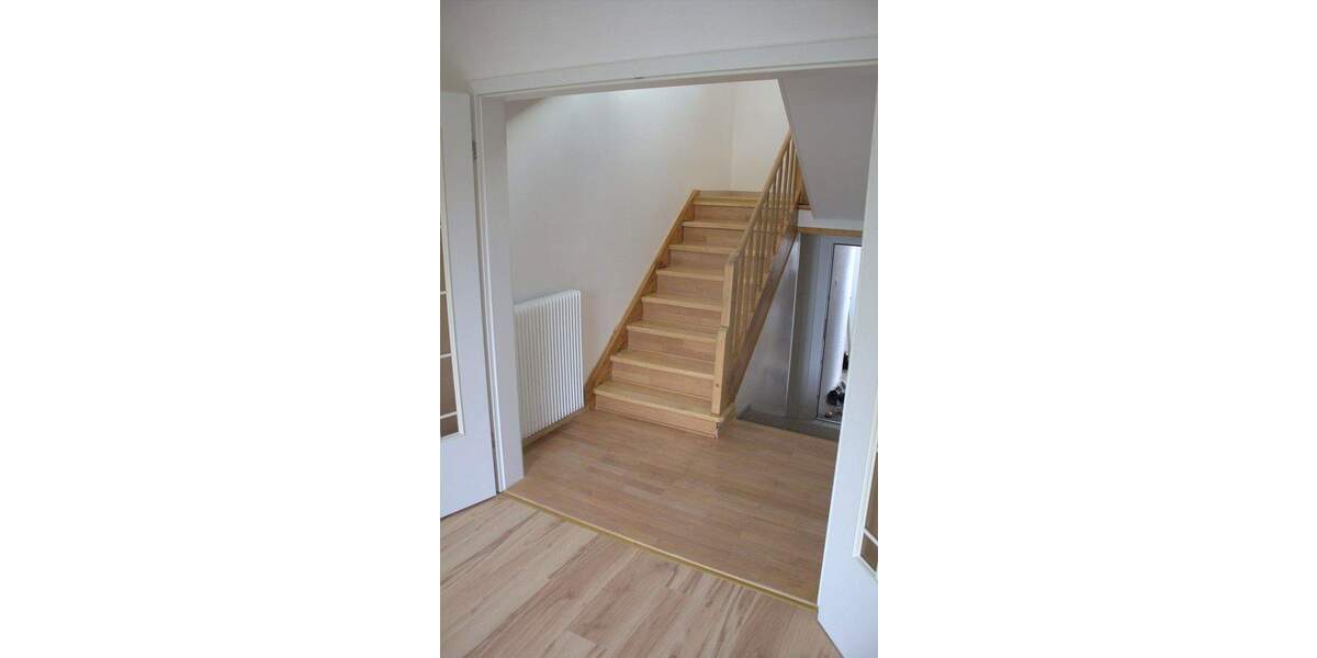 DHH auf 2 Etagen mit Vorgarten und Keller. 4 zimmer