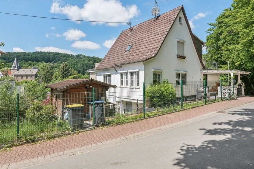 Vielseitiges Zweifamilienhaus mit Ausblick und Garten 8 zimmer