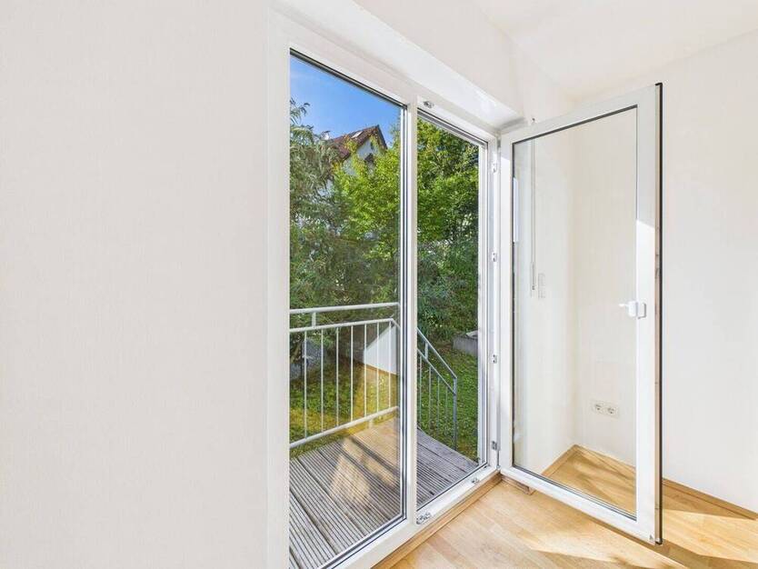 Großes freistehendes Einfamilienhaus seitlich der Biebricher Allee, hochwertige Ausstattung