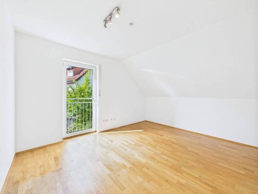 Großes freistehendes Einfamilienhaus seitlich der Biebricher Allee, hochwertige Ausstattung