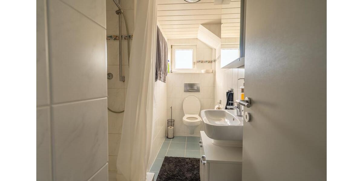 Dachgeschoßwohnung Wiesbaden Mainz-Amöneburg - 2.5 Zimmer, 104 m&sup2;, 1.200&euro; | Angebot:25172646