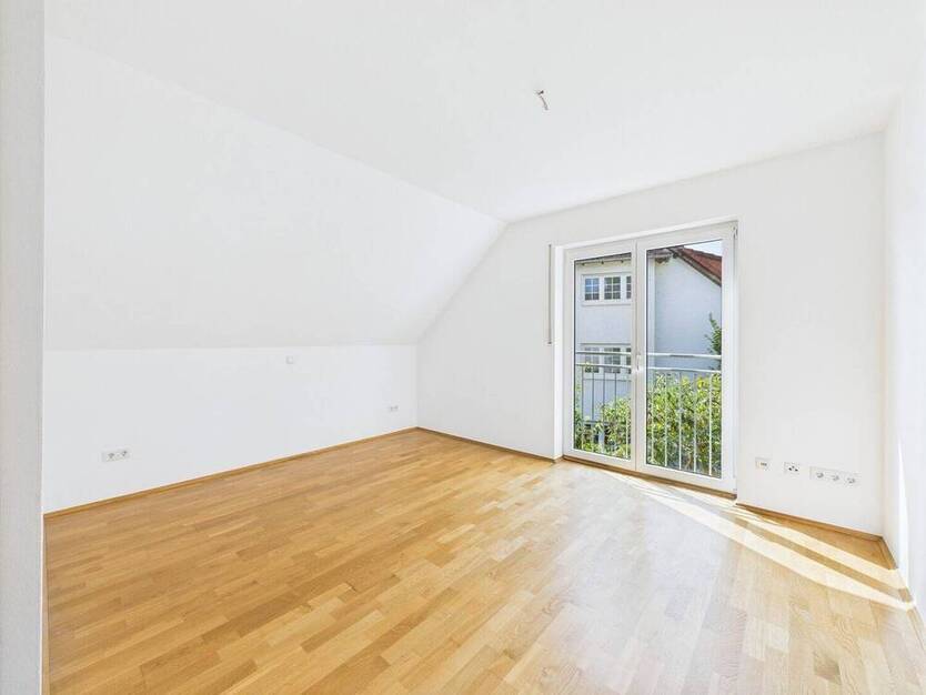 Großes freistehendes Einfamilienhaus seitlich der Biebricher Allee, hochwertige Ausstattung