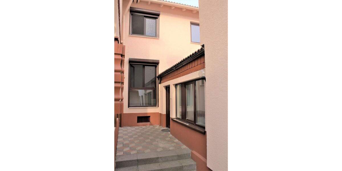 DHH auf 2 Etagen mit Vorgarten und Keller. 4 zimmer