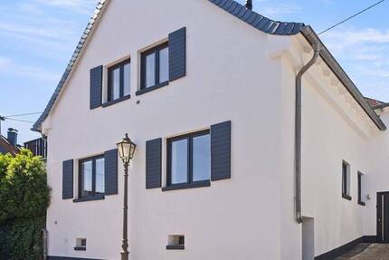 Exklusiv wohnen: Modern saniertes Einfamilienhaus mit Garten & Dachterrasse