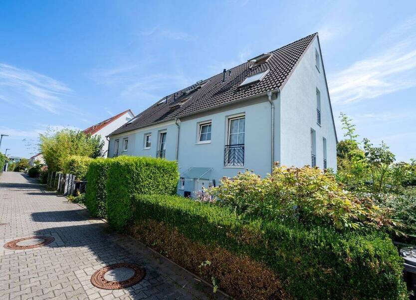 Raum für Liebe Lachen Leben: Ihr Familien-Reihenendhaus in ruhiger Lage am Riedberg (Erbbaurecht)