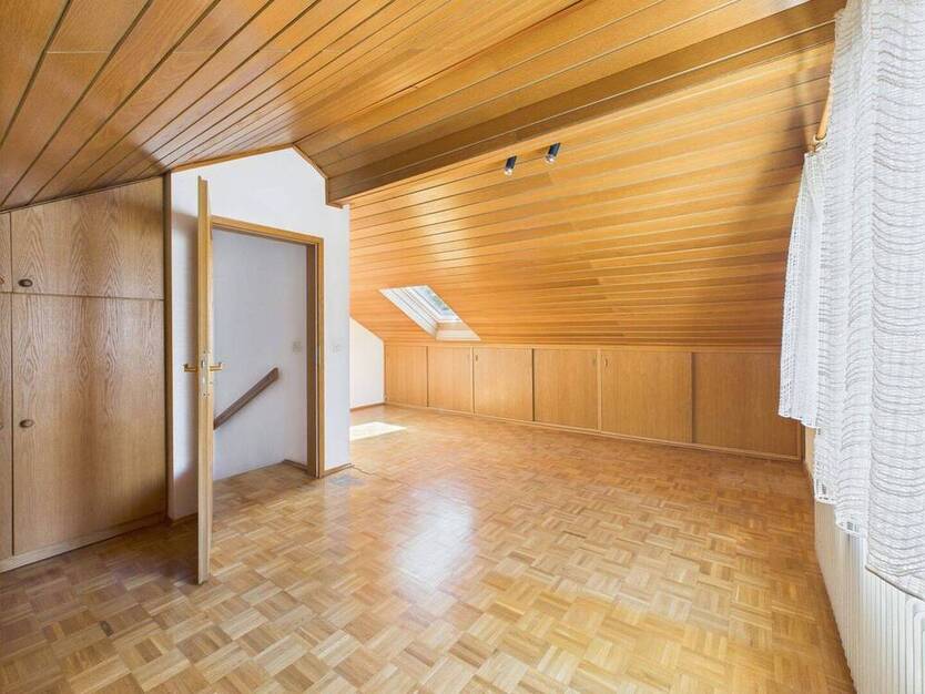 Sanierungsbedürftiges 5-Zimmer-Familiendomizil in Feldrandlage mit großem Garten