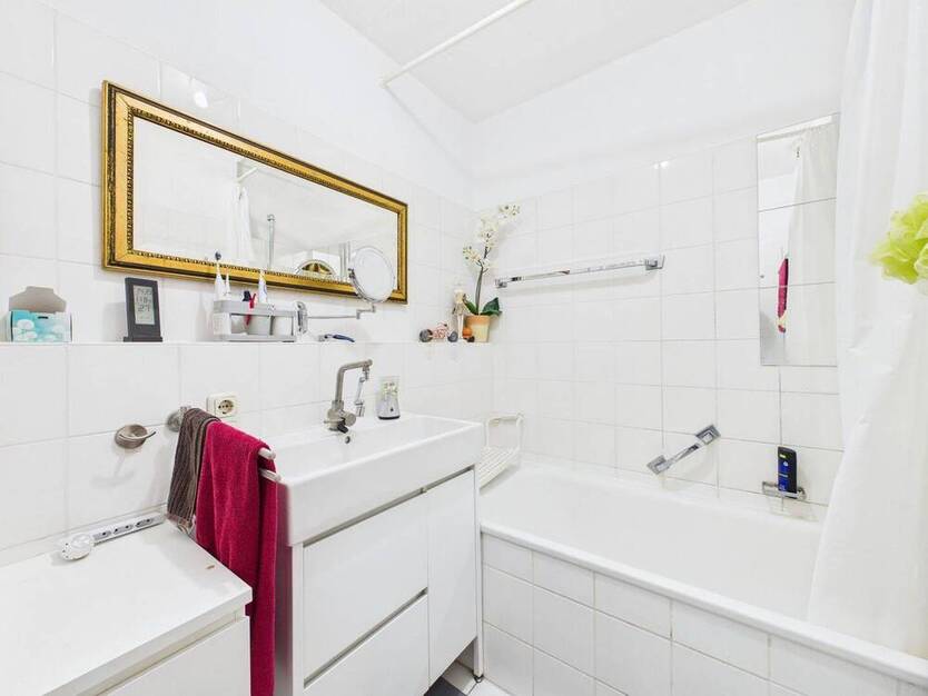 Lichtdurchflutete 3-Zimmer-Wohnung mit umfassender Dachterrasse und Tiefgaragenstellplatz