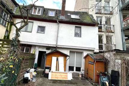 Haus zum Kaufen in Frankfurt 1.650.000 € 327.5 m² 12 zimmer