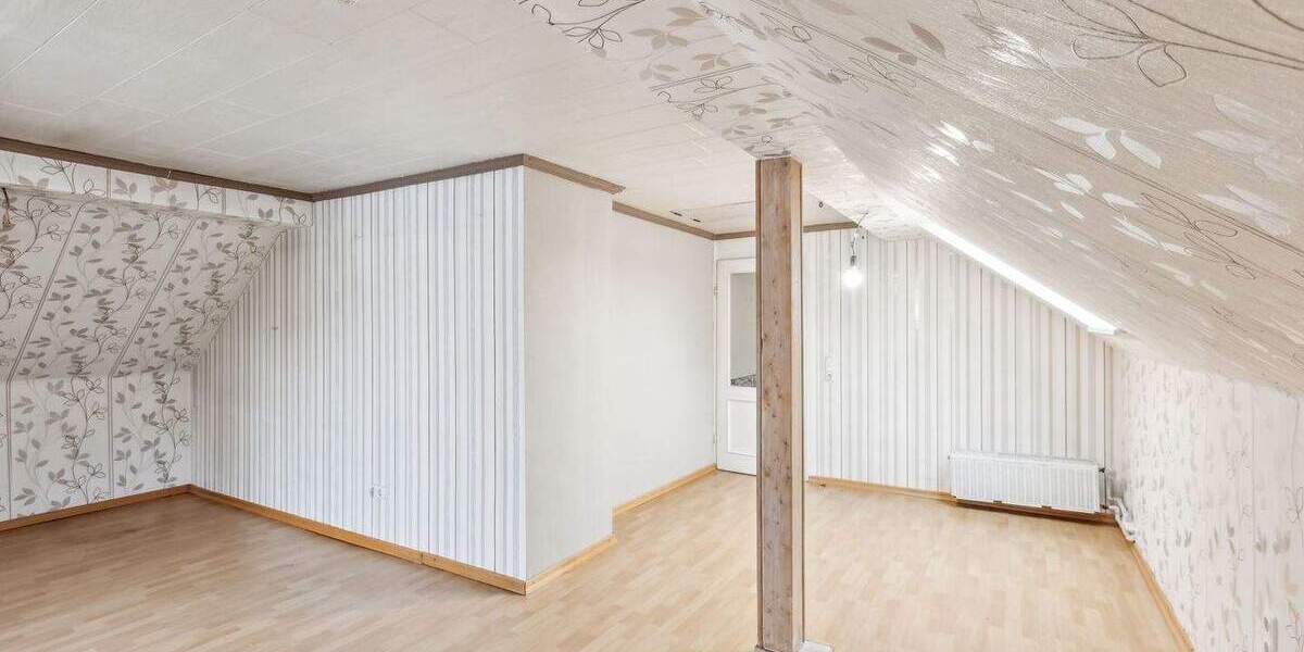 Dachgeschoss mit Potenzial - Sanierungsobjekt für kreative Köpfe! Dach, Heizung und Fenster neu! 3 zimmer