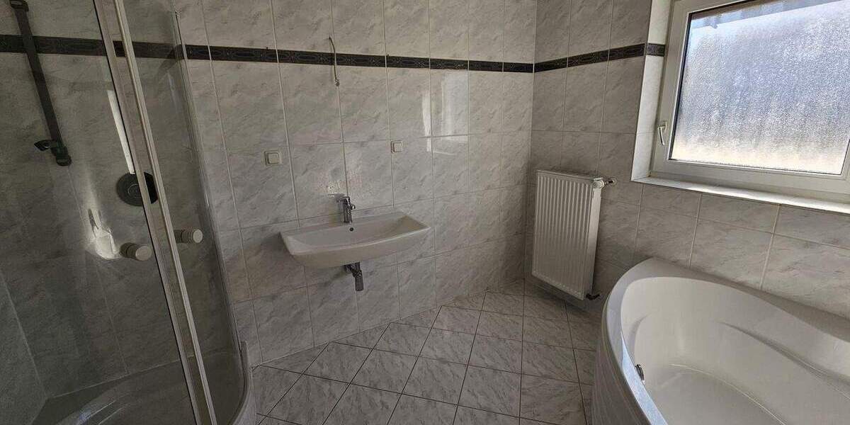 Hauptwohnung in Zweifamilienhaus mit Garage und Werkstattraum 4 zimmer