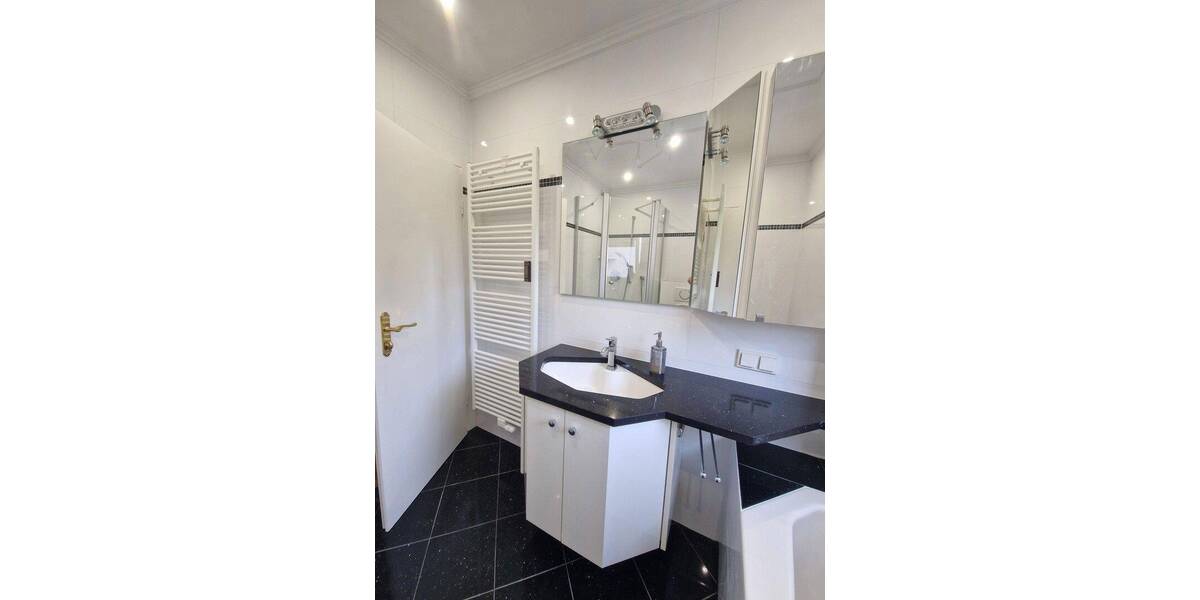 Frisch renoviert: 4-Zimmer-Wohnung mit Gemeinschaftsgarten, Balkon und Wintergarten 4 zimmer