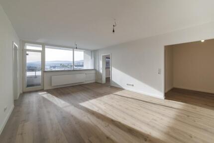 Hochwertig saniert: 2-Zi-Erstbezug mit Feldbergblick, SW-Balkon & zimmer