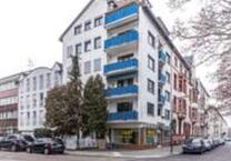 Großzügig geschnittene drei-Zimmer Wohnung mit EKB und Balkon Zentral in Frankfurt B