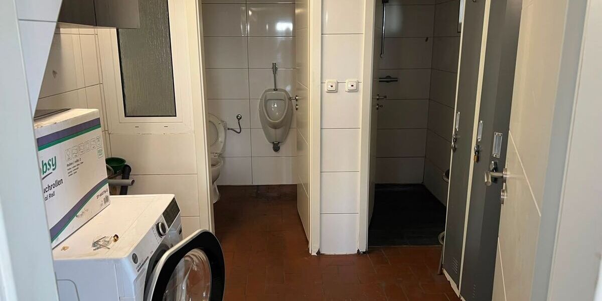 Gewerbeanwesen mit Bürogebäude, Werkstatt und großer befestigter Freifläche - Gewerbeobjekt Bischofsheim | Angebot:27298679