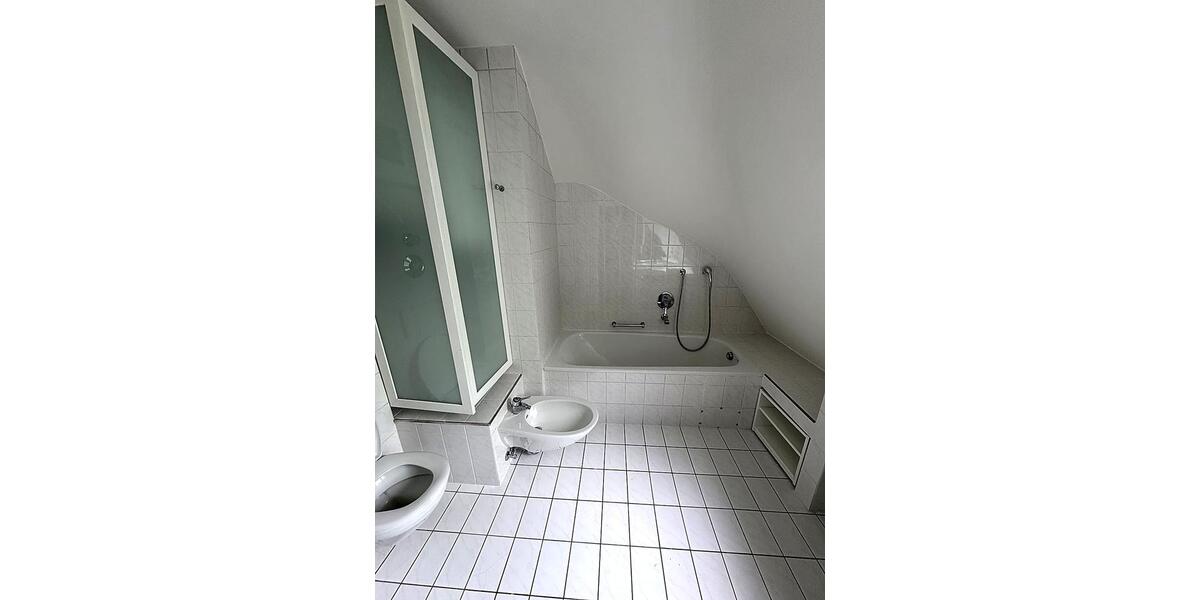 Dachgeschoßwohnung Wiesbaden Biebrich - 2 Zimmer, 90 m&sup2;, 1.315&euro; | Angebot:26662447