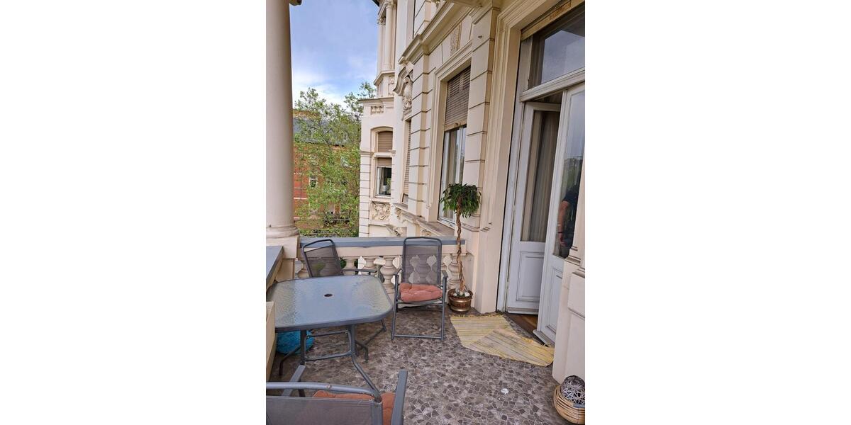 Historische Altbauwohnung mit Balkon und Parkplatzoption 5 zimmer