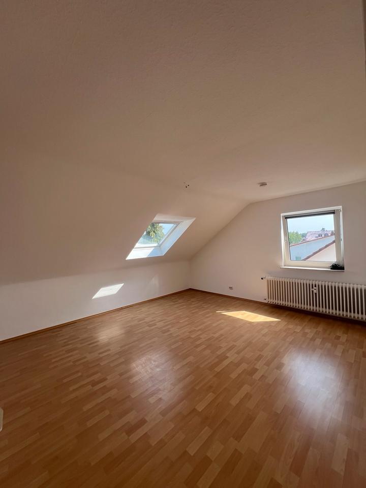 4-Zimmer Dachgeschoss Wohnung ohne Balkon ohne Stellplatz zimmer