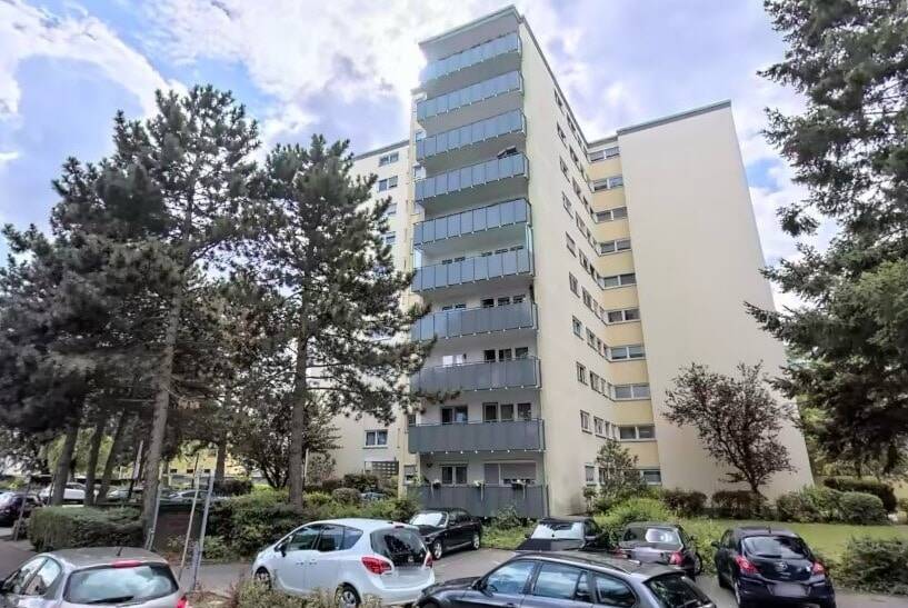 Lichtdurchflutete 2 Zimmerwohnung mit Balkon, Küche und Aufzug