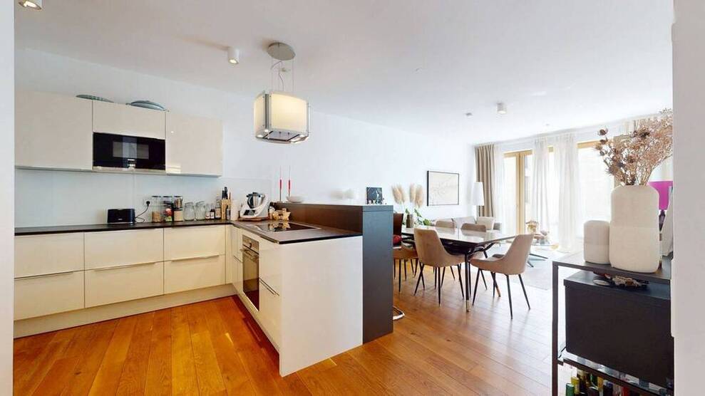 Moderne Zwei-Zimmer-Wohnung mit Loggia im Maintor - Zwischen Skyline und Mainufer