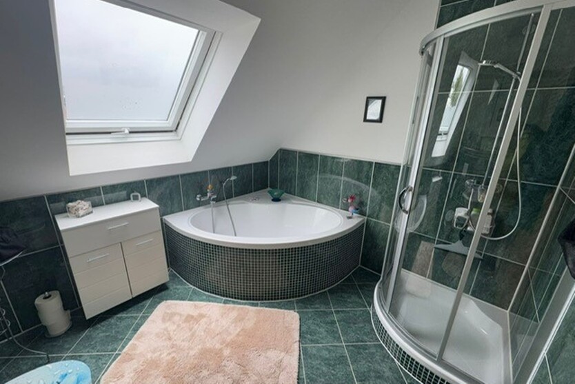 Eschborn: Einfach zum Wohlfühlen!! Attraktive und großzügige DG-Wohnung inkl 2 TG-Stellplätze!! 3 zimmer