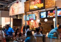 ohne Abstand - Imbissstand im beliebten Food-Court von Gallus