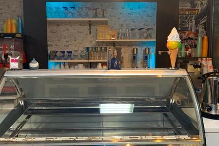 EIS CAFÉ & BEKEREI ECKE MIT SCHANK GASTSTÄTTE . Eissaison beginnt zimmer