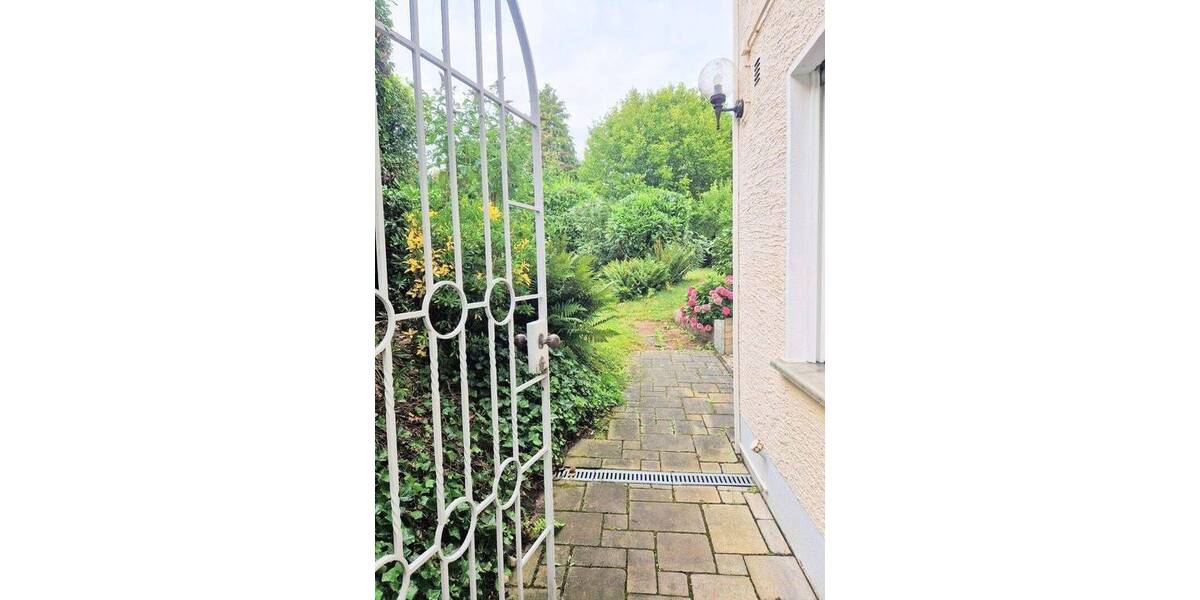 Frisch renoviert: 4-Zimmer-Wohnung mit Gemeinschaftsgarten, Balkon und Wintergarten 4 zimmer