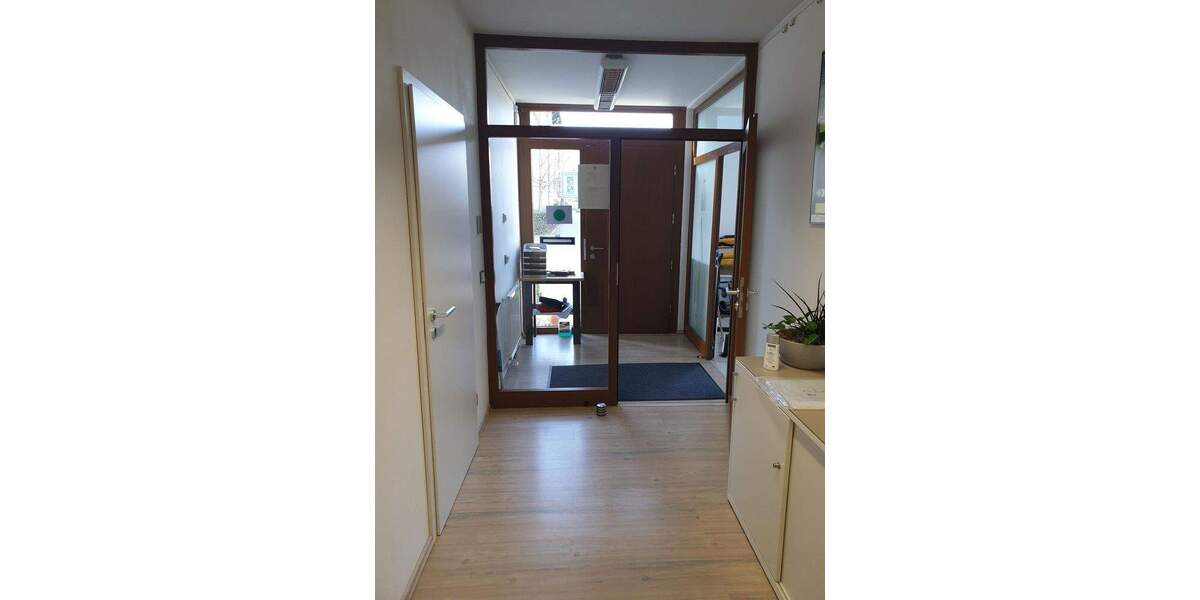 BüroPraxisräume: ruhige Lagehochwertiges Gebäudeviele Stellplätze mit Option WohnenArbeiten zimmer