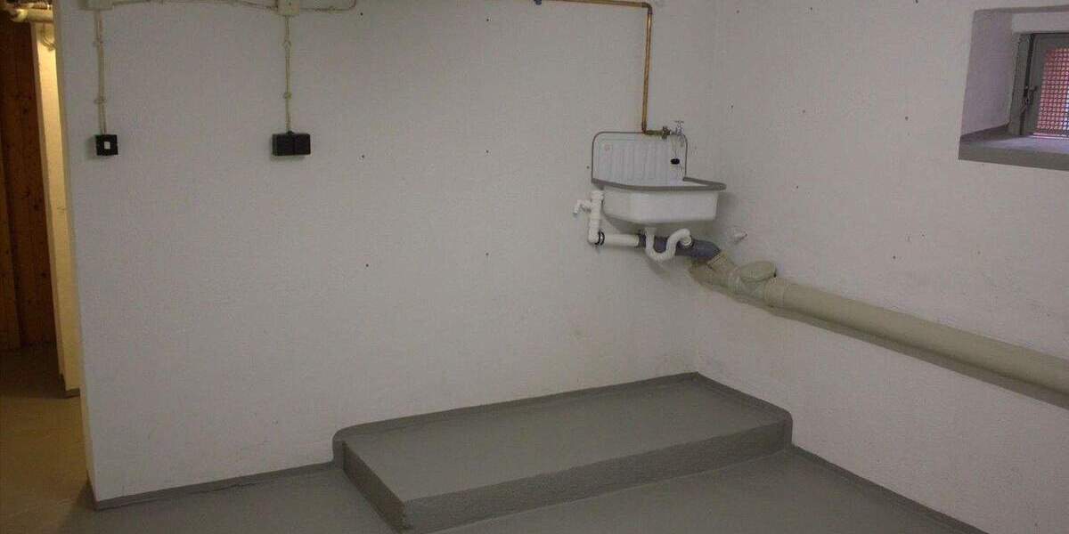 DHH auf 2 Etagen mit Vorgarten und Keller. 4 zimmer