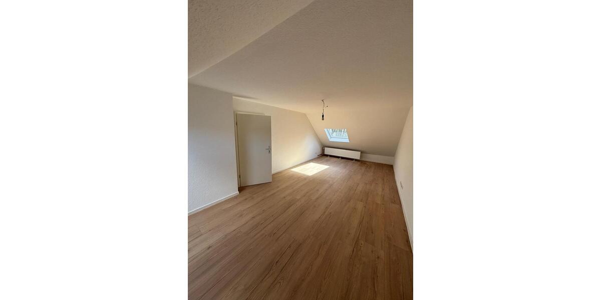 Dachgeschoßwohnung Wiesbaden Biebrich - 3 Zimmer, 90 m&sup2;, 1.400&euro; | Angebot:26286560