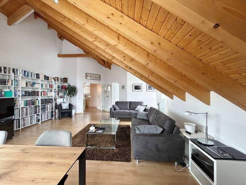 Attraktive Dachgeschoßwohnung mit Balkon, Einbauküche und Garage